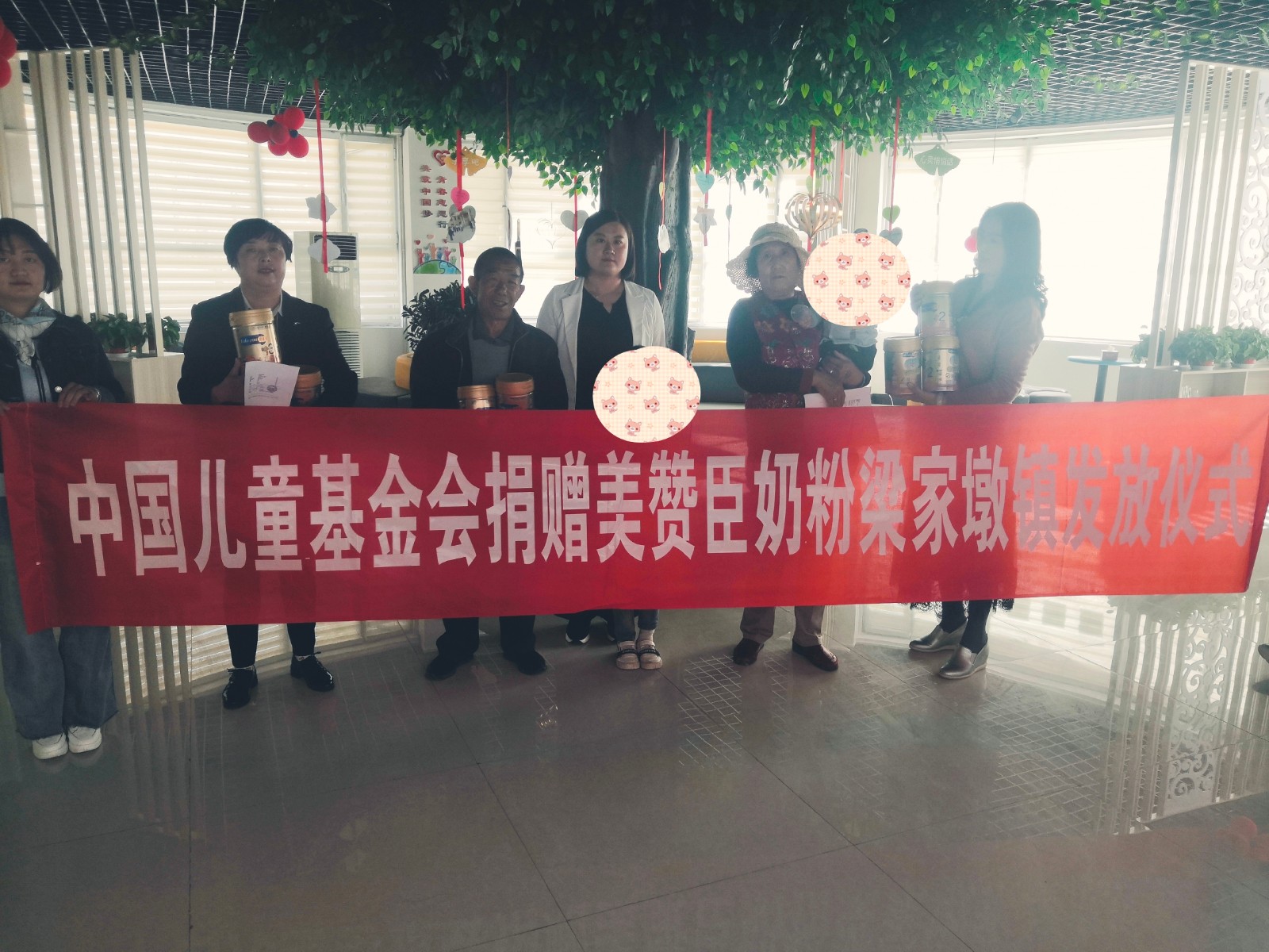 爱心奶粉发放照片1.jpg