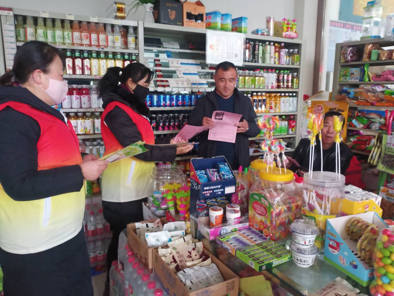 禁毒妈妈队商业门店进行禁毒宣传.jpg