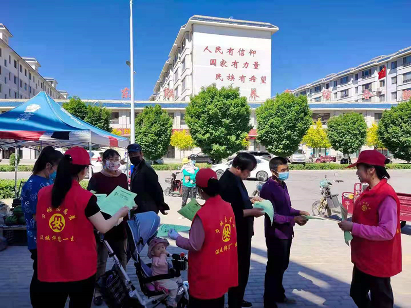 南湾村妇联巾帼志愿者向群众发放预防电信诈骗宣传彩页并为群众解答疫苗接种人群注意事项，督促未接种人员接种疫苗。.jpg
