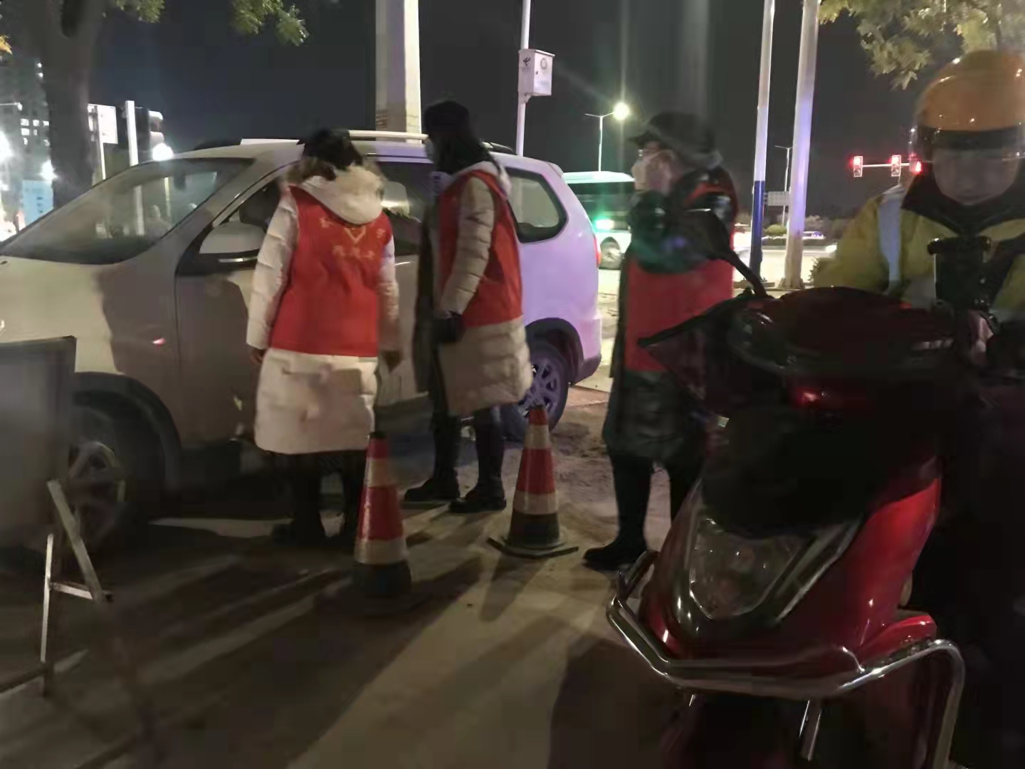 1635685329284800.jpg 市直部门女干部职工积极参与社区执勤值守1.jpg