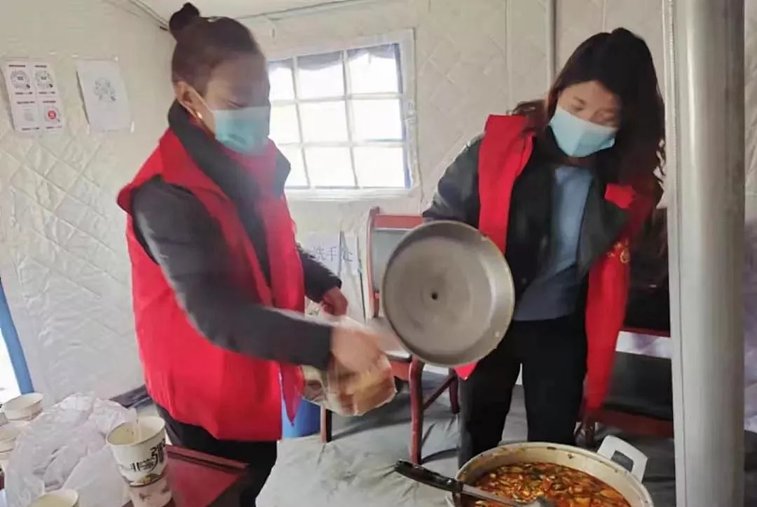 1635685418967877.jpg 天祝县巾帼志愿者为路口值守人员做饭.jpg