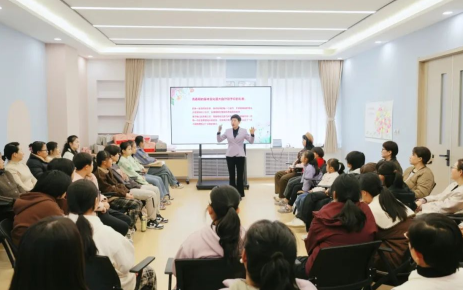 “巾帼阳光”志愿服务 | “花漾青春健康行”暖心护航家庭成长