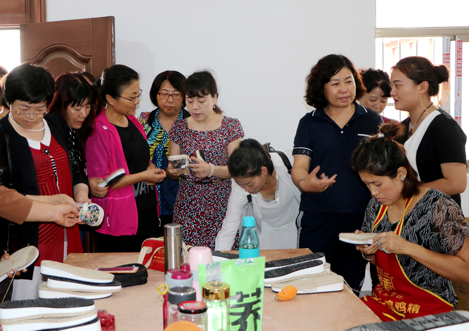 02 考察甘谷县巾帼扶贫车间 (11).jpg 02 考察甘谷县巾帼扶贫车间 (11).jpg