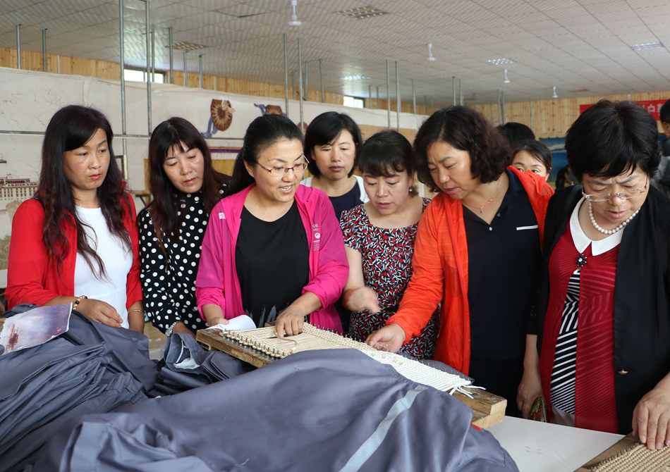 04 考察甘谷县巾帼扶贫车间 (8).jpg 04 考察甘谷县巾帼扶贫车间 (8).jpg