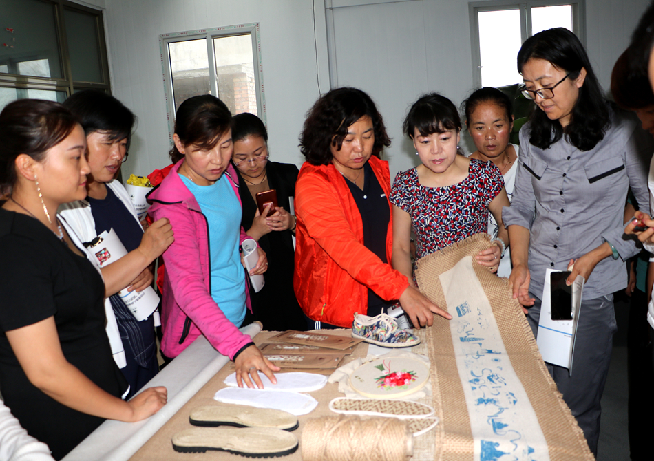 11 考察甘谷县巾帼扶贫车间 (3).jpg 11 考察甘谷县巾帼扶贫车间 (3).jpg