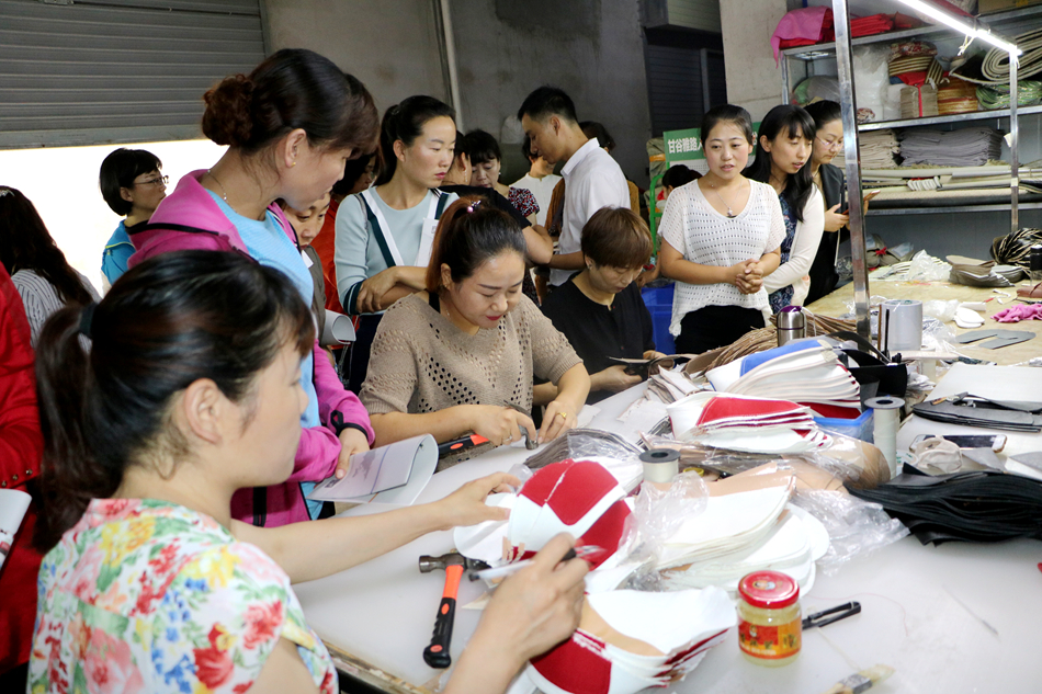 16 考察甘谷县巾帼扶贫车间 (2).jpg 16 考察甘谷县巾帼扶贫车间 (2).jpg