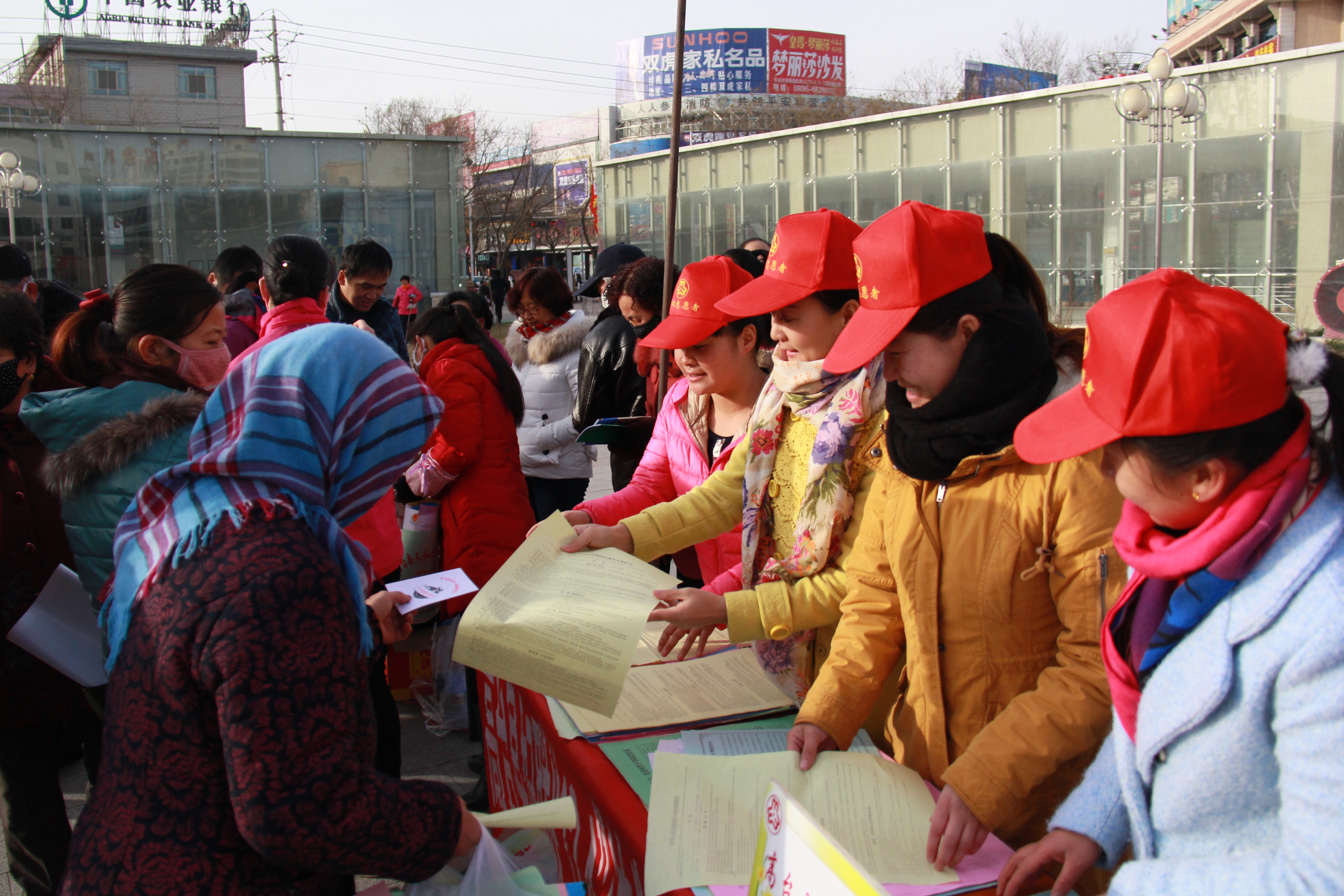 巾帼志愿者参加12·4 国家宪法日暨全国法制宣传日系列宣传活动.jpg