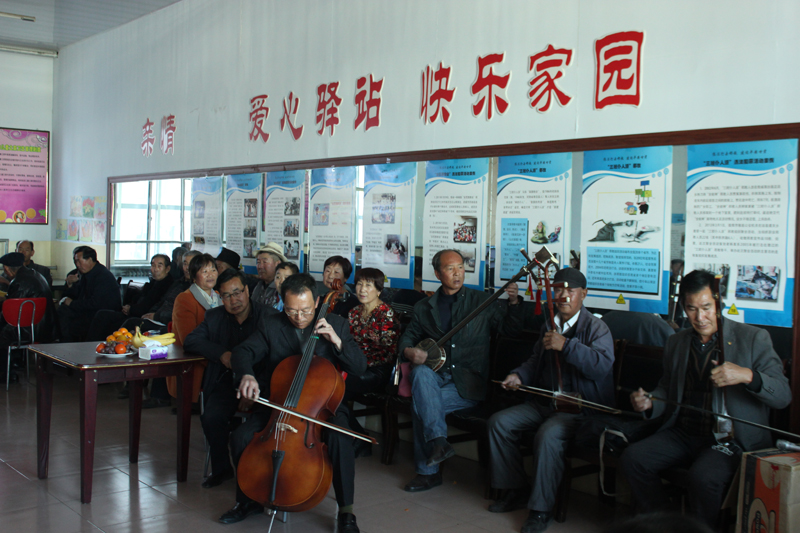 志愿者与老人在互动中享受快乐.jpg