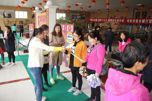 县妇联向与会群众发放创建美丽庭院倡议书.jpg