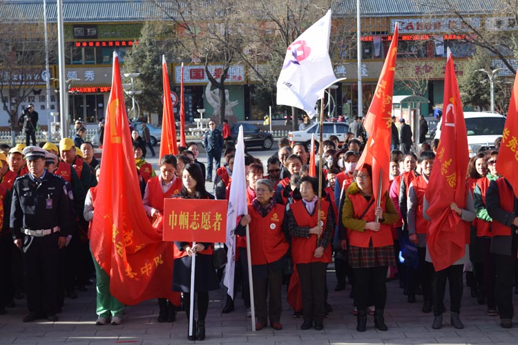 图为巾帼志愿者参加“争做文明市民共建美好家园”志愿服务活动启动仪式.jpg