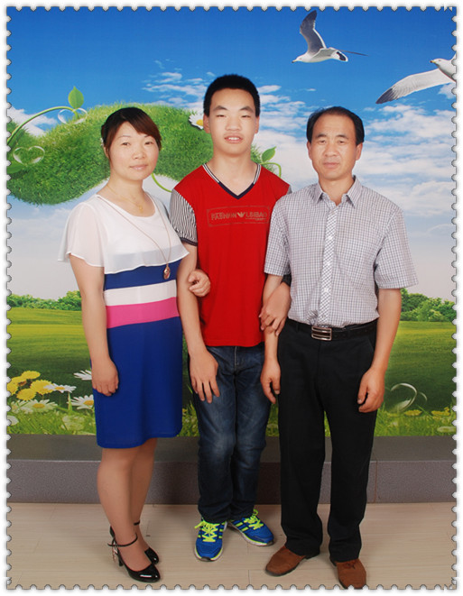 杨艳萍全家福照片_副本.jpg 杨艳萍全家福照片_副本.jpg