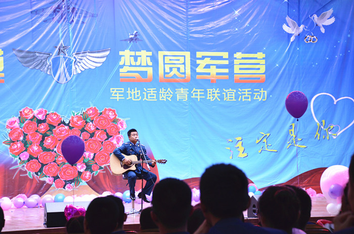 官兵自弹自唱《南山南》展示才艺_副本.jpg 官兵自弹自唱《南山南》展示才艺_副本.jpg