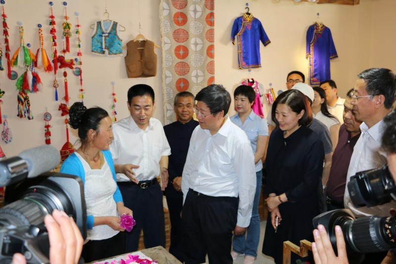 甘肃省重点项目观摩团参观我市陇原巧手示范基地_conew1.jpg 甘肃省重点项目观摩团参观我市陇原巧手示范基地_conew1.jpg