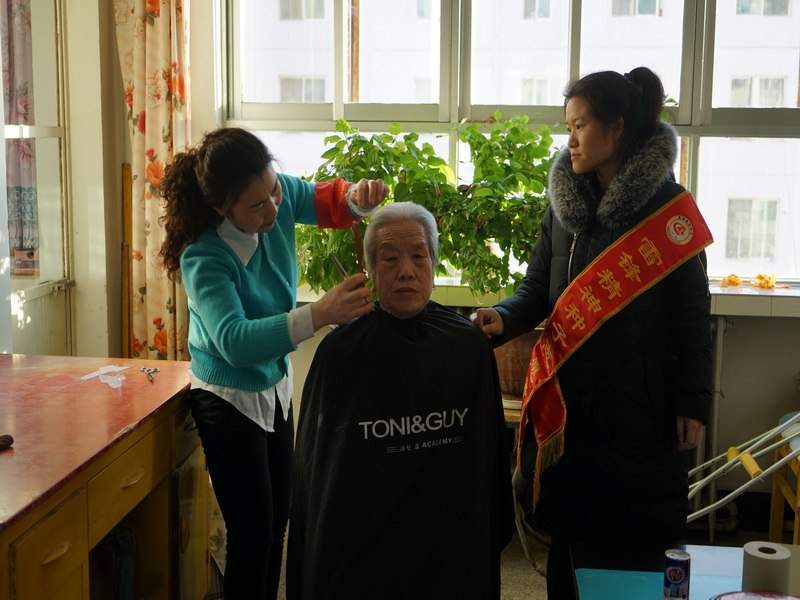 志原者为80岁妈妈邱玉兰妈妈理发(1).JPG