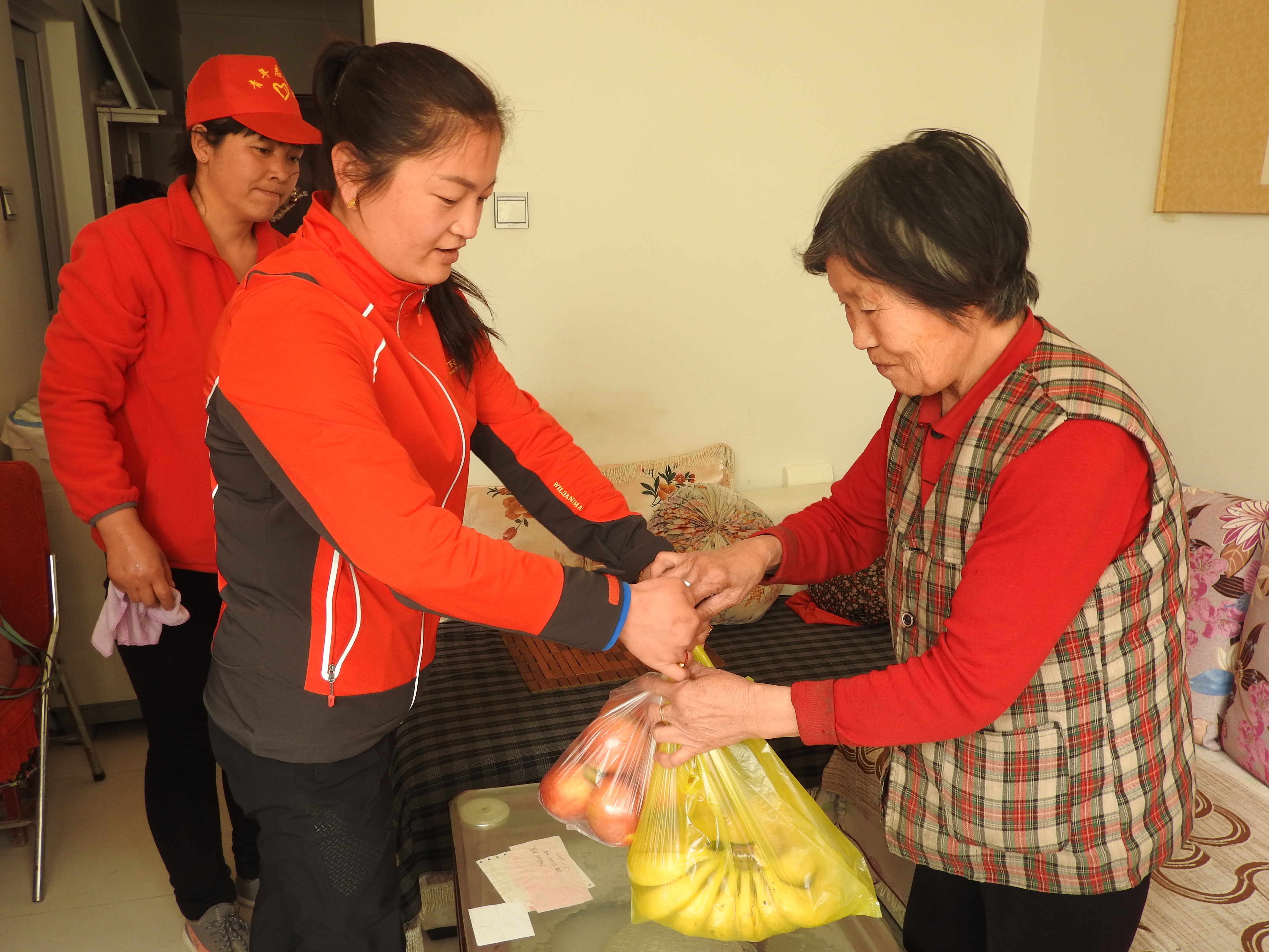 图为：红色志愿服务队为独居老人送爱心.JPG