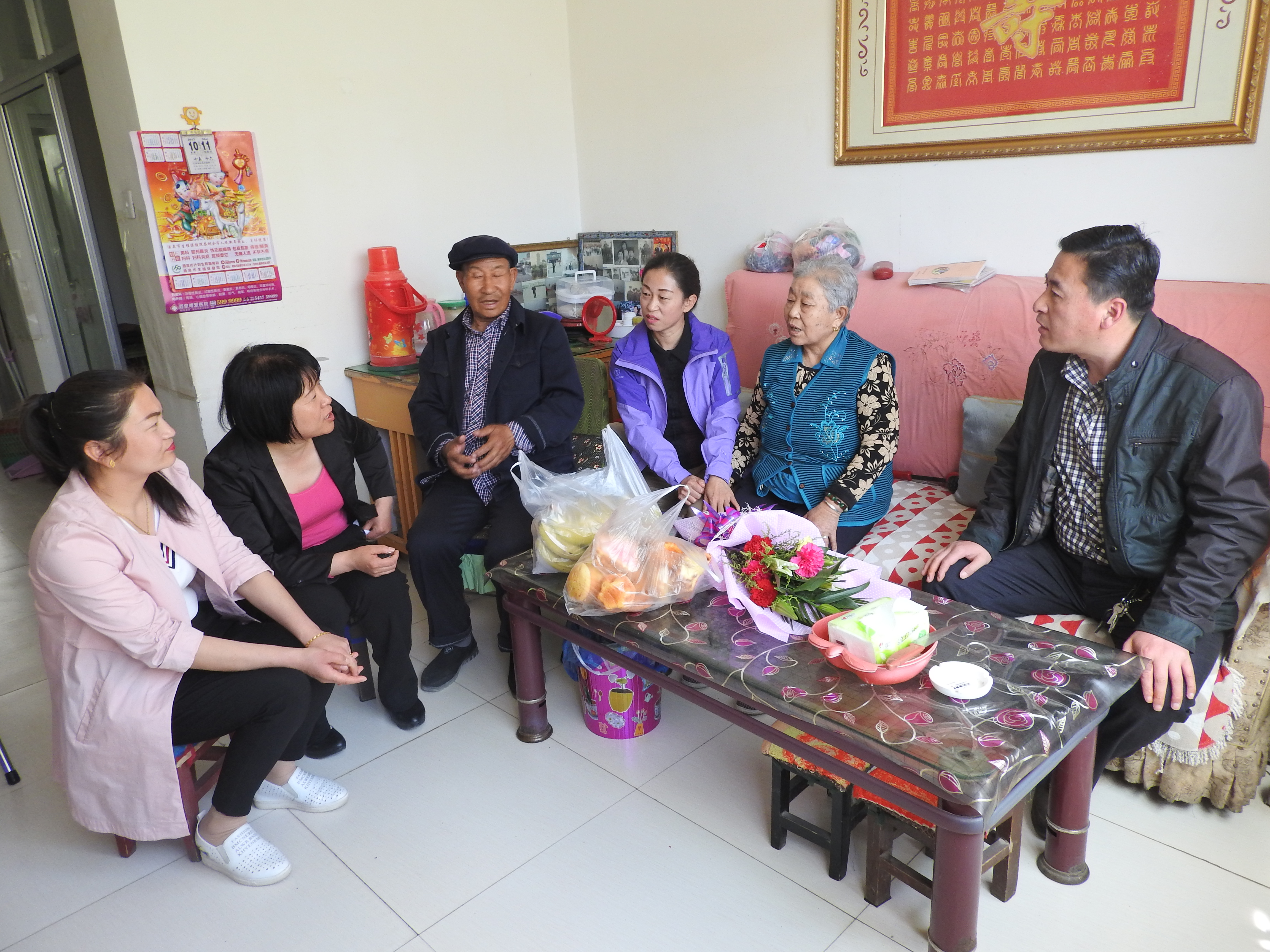 图为,县、镇领导走访慰问母亲.JPG 图为,县、镇领导走访慰问母亲.JPG