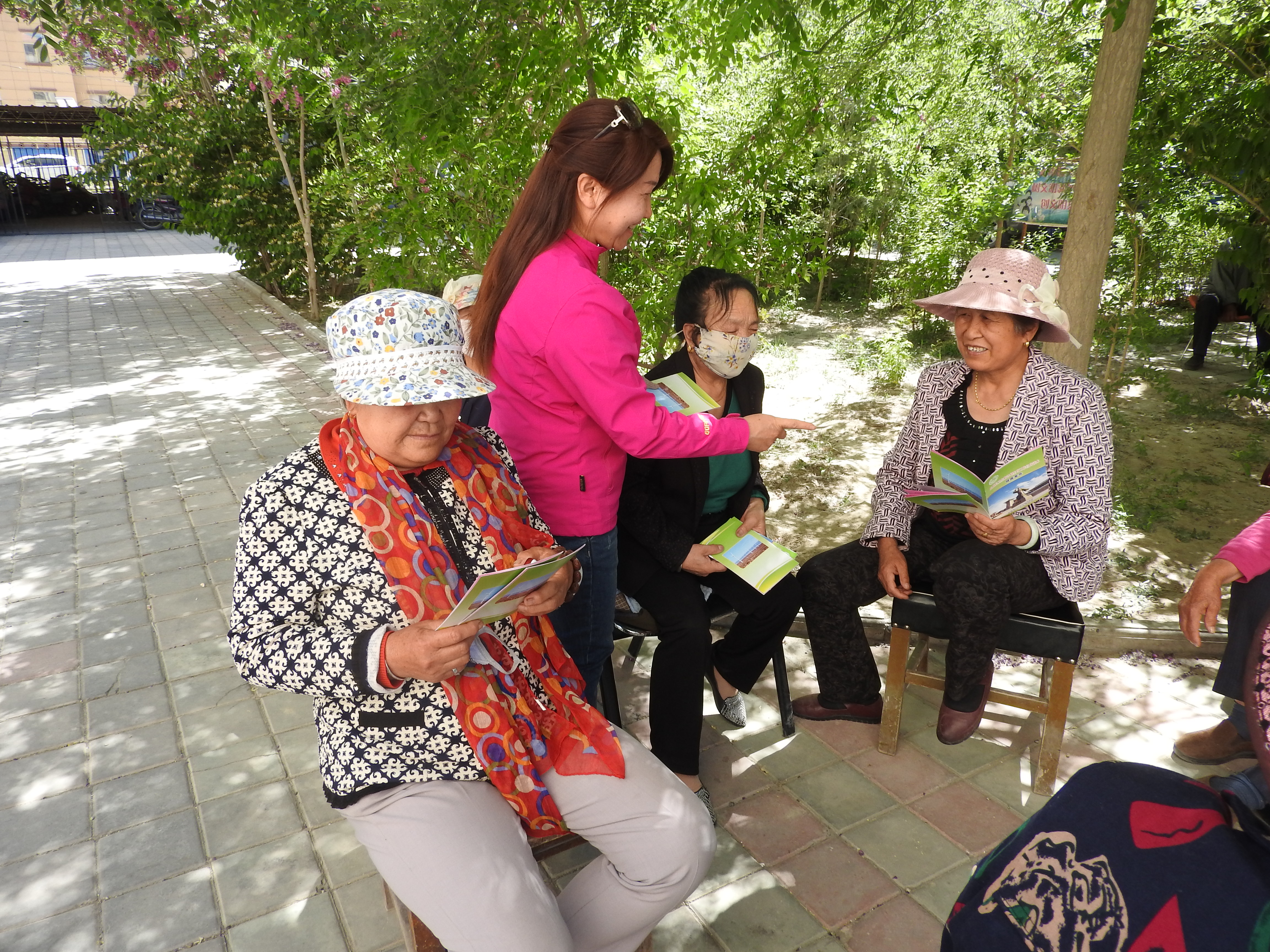 图为,社区工作人员发放宣传册 (2).JPG 图为,社区工作人员发放宣传册 (2).JPG