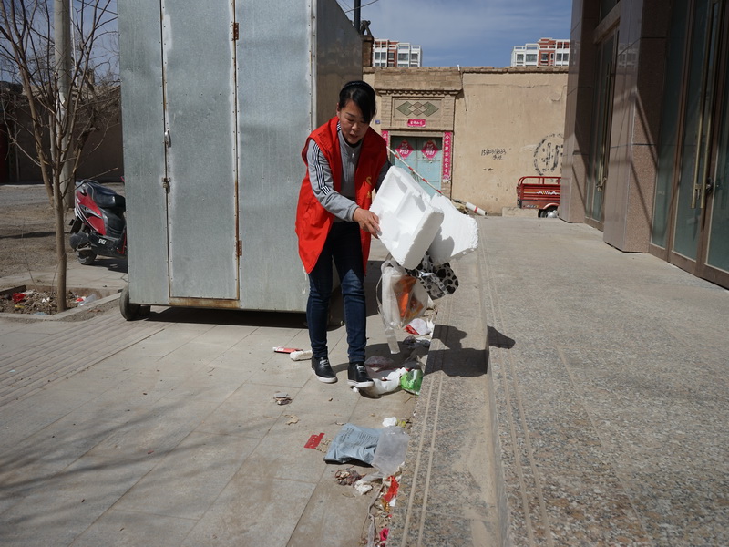 李桂玲利用闲暇时间捡拾居民巷道的垃圾.JPG