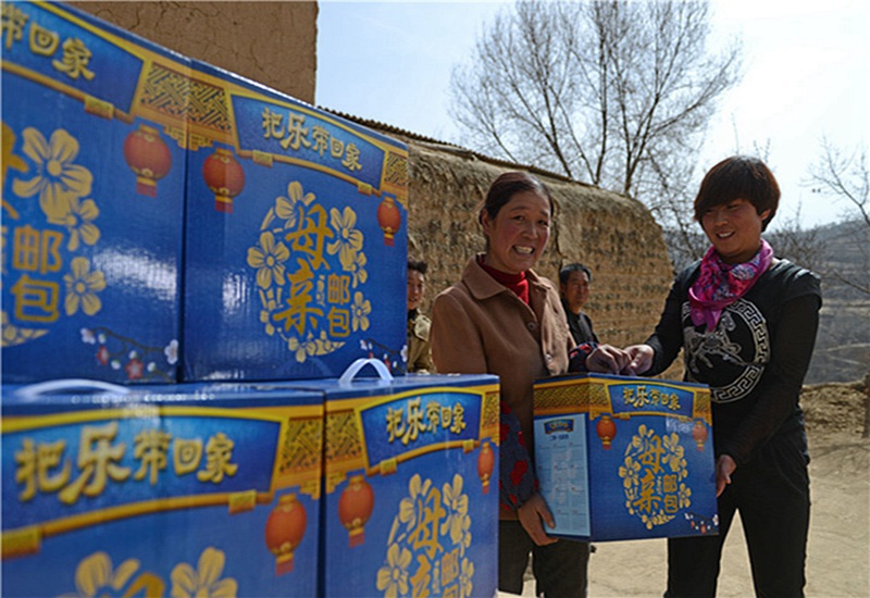 新寨镇妇女干部杨菊为贫困母亲发放母亲邮包2_副本.jpg