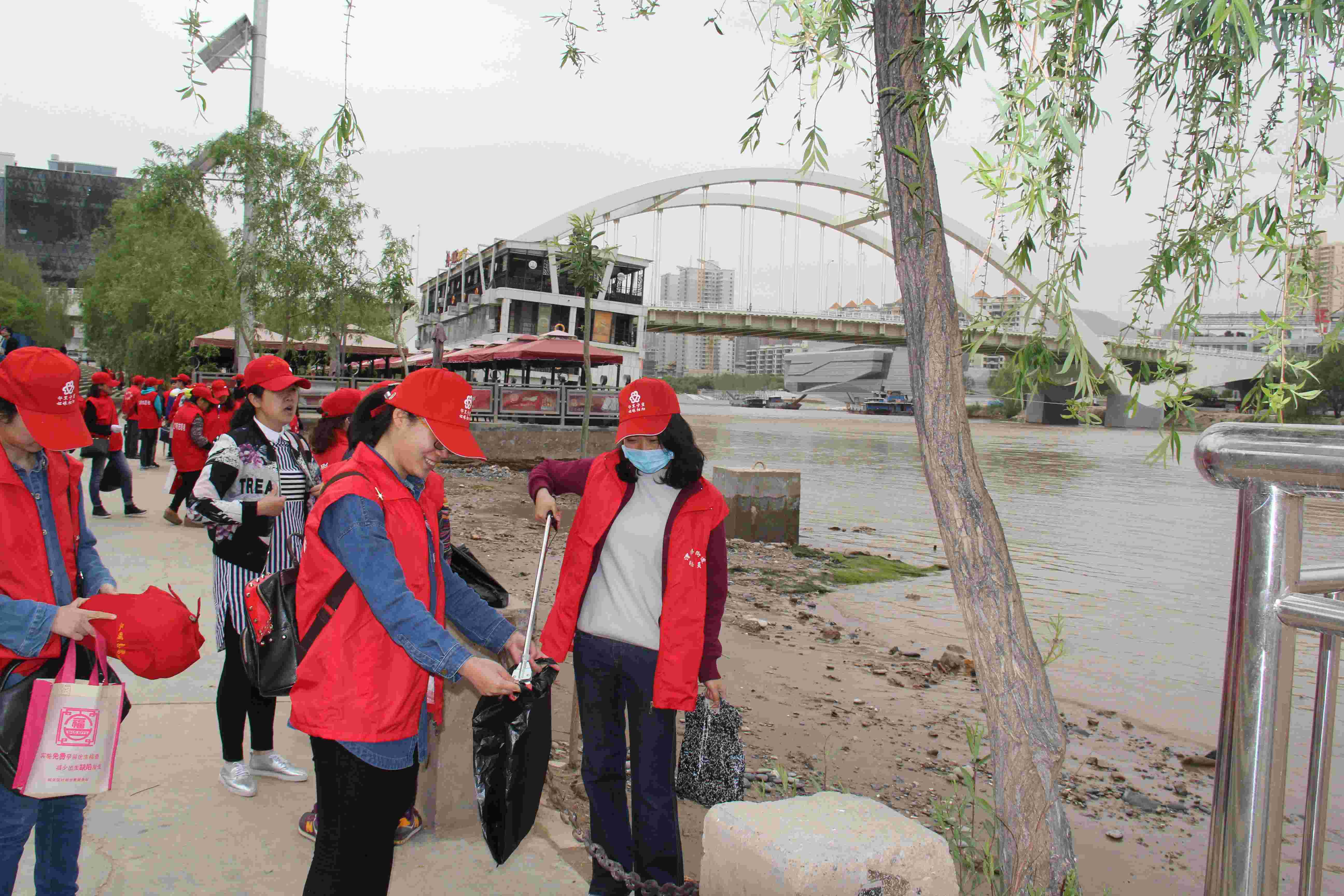 2016年5月6日兰州市妇联开展“关爱母亲河.巾帼在行动”志愿服务活动1.JPG 2016年5月6日兰州市妇联开展“关爱母亲河.巾帼在行动”志愿服务活动1.JPG