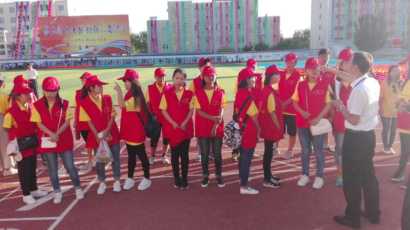 酒泉四运会玉门巾帼志愿者在行动.jpg 酒泉四运会玉门巾帼志愿者在行动.jpg