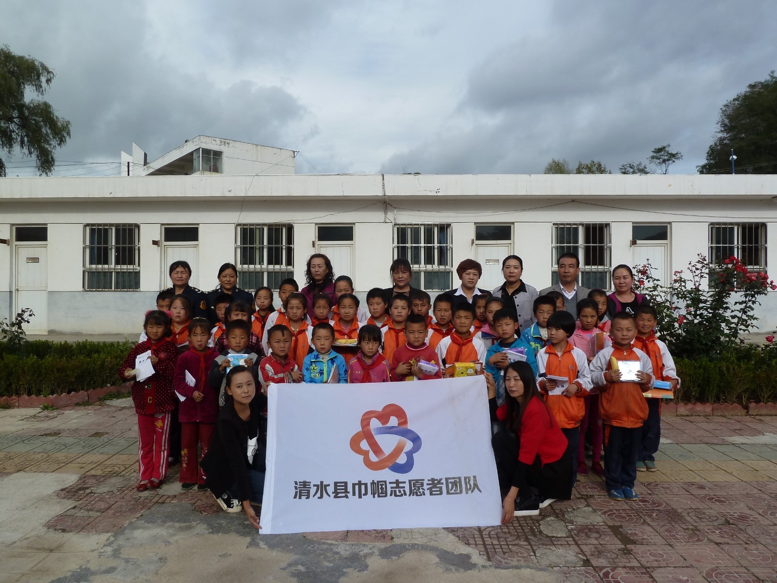 天水市清水县巾帼志愿者与留守儿童合影.JPG 天水市清水县巾帼志愿者与留守儿童合影.JPG