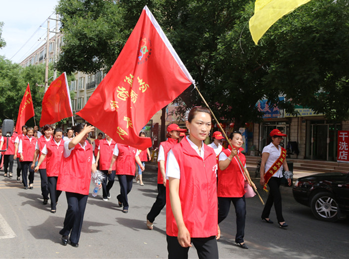 临泽县妇联组织巾帼志愿者开展“在职党员 服务居民”义务服务活动.jpg 临泽县妇联组织巾帼志愿者开展“在职党员 服务居民”义务服务活动.jpg