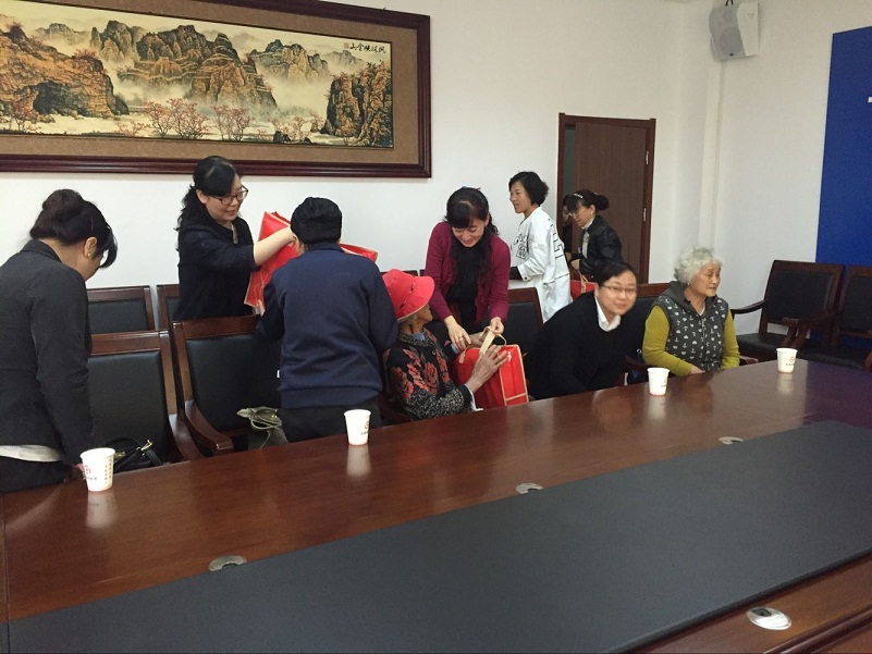 火车站街道母亲节慰问2.1.jpg 火车站街道母亲节慰问2.1.jpg