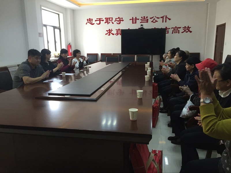 火车站街道母亲节慰问1.1.jpg 火车站街道母亲节慰问1.1.jpg