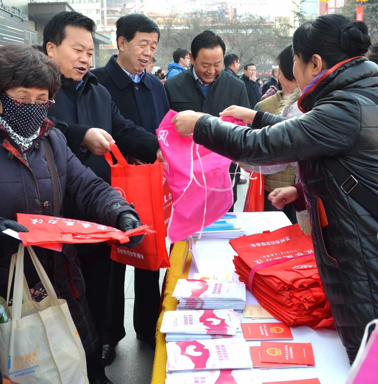 发放宣传品.jpg 发放宣传品.jpg