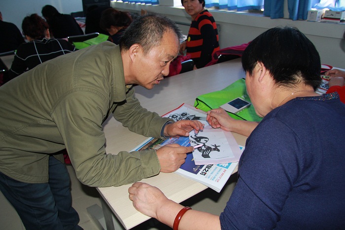 讲解剪纸.jpg
