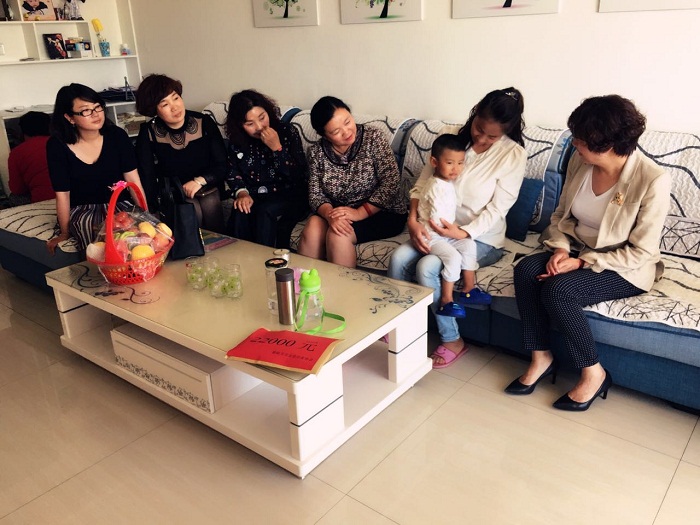 22 嘉峪关市女企业家协会爱心救助患病儿童 (1).jpg 22 嘉峪关市女企业家协会爱心救助患病儿童 (1).jpg