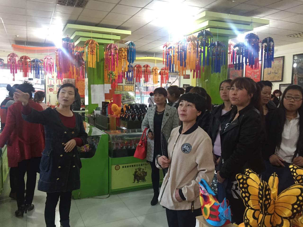 IMG_庆阳陇原巧手骨干参观陇原巧手示范基地.JPG