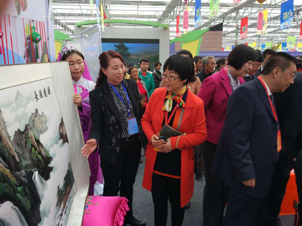 省妇联党组成员、副主席董晓玲参观东乡布楞沟刺绣展厅.JPG 省妇联党组成员、副主席董晓玲参观东乡布楞沟刺绣展厅.JPG