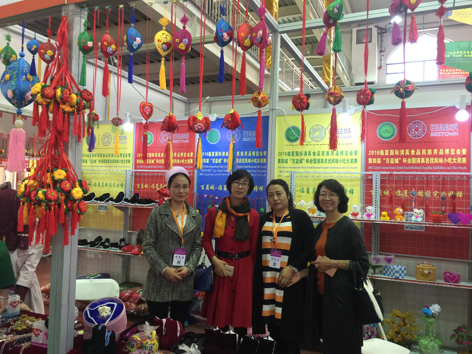 在东乡布楞沟刺绣展厅合影.JPG 在东乡布楞沟刺绣展厅合影.JPG