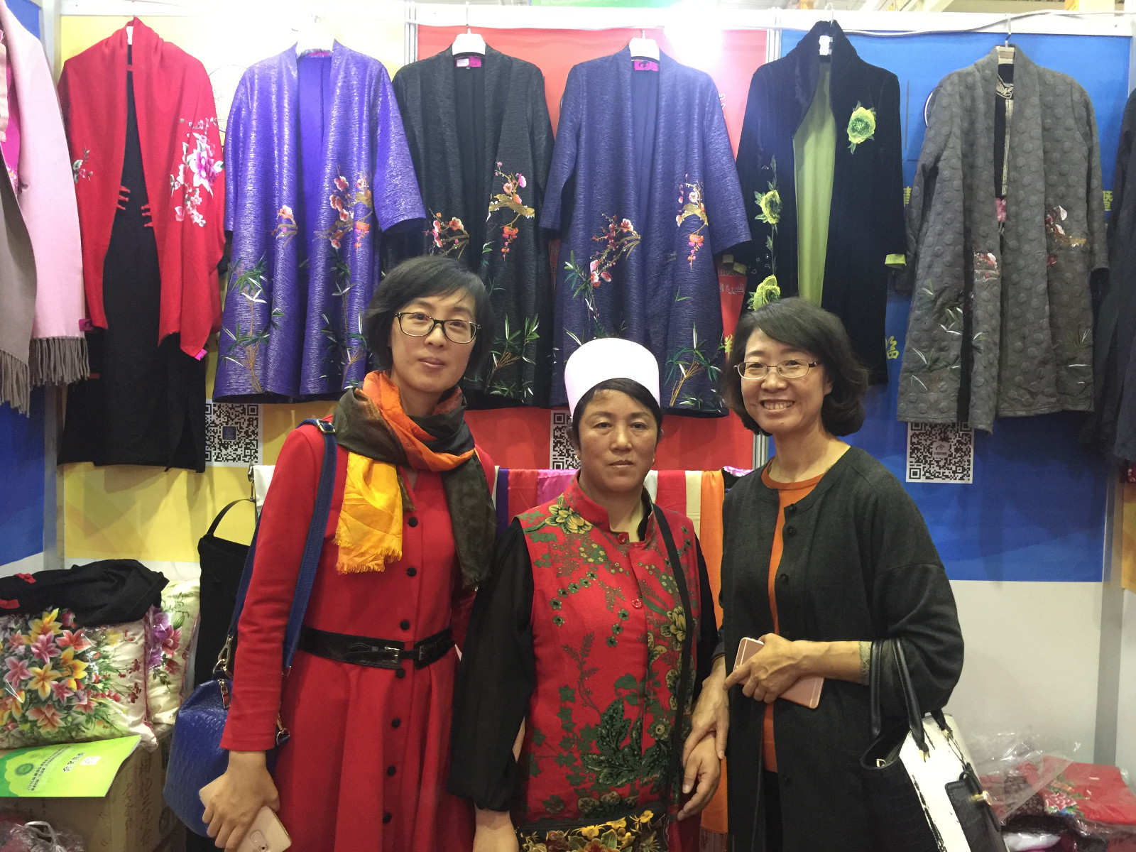 与临夏县兆美民族刺绣总经理马秀兰合影.JPG 与临夏县兆美民族刺绣总经理马秀兰合影.JPG