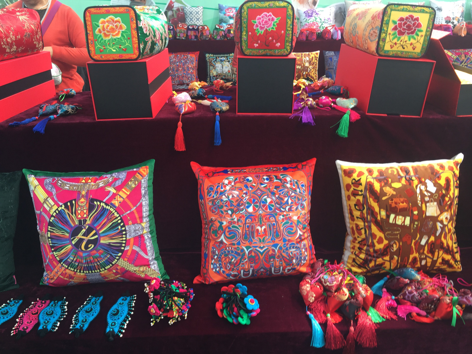 参展的康乐“胭脂梦”系列产品.JPG 参展的康乐“胭脂梦”系列产品.JPG