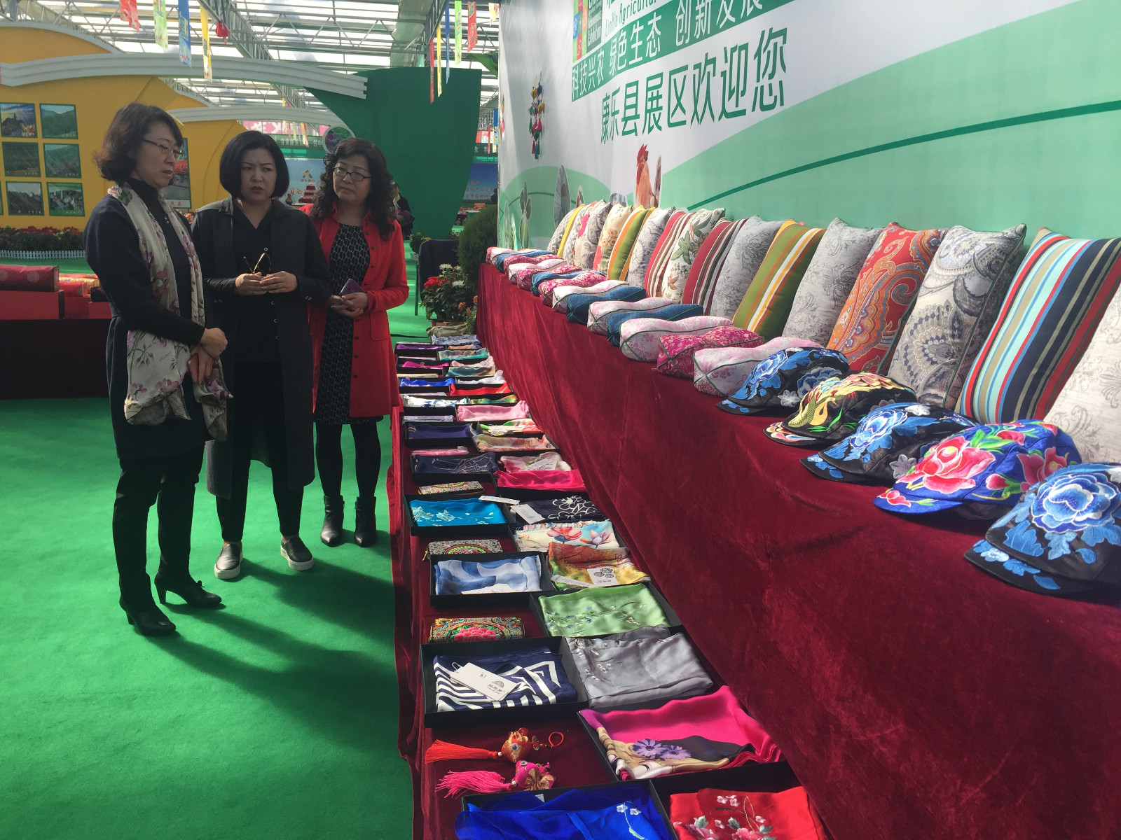 参观康乐“胭脂梦”系列产品.JPG 参观康乐“胭脂梦”系列产品.JPG