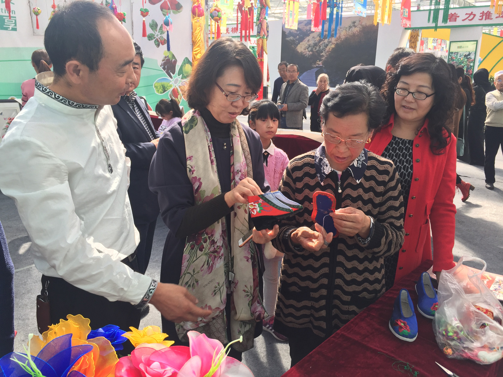 与积石山县昌宏民族工艺品有限公司负责人交谈 (2).JPG 与积石山县昌宏民族工艺品有限公司负责人交谈 (2).JPG