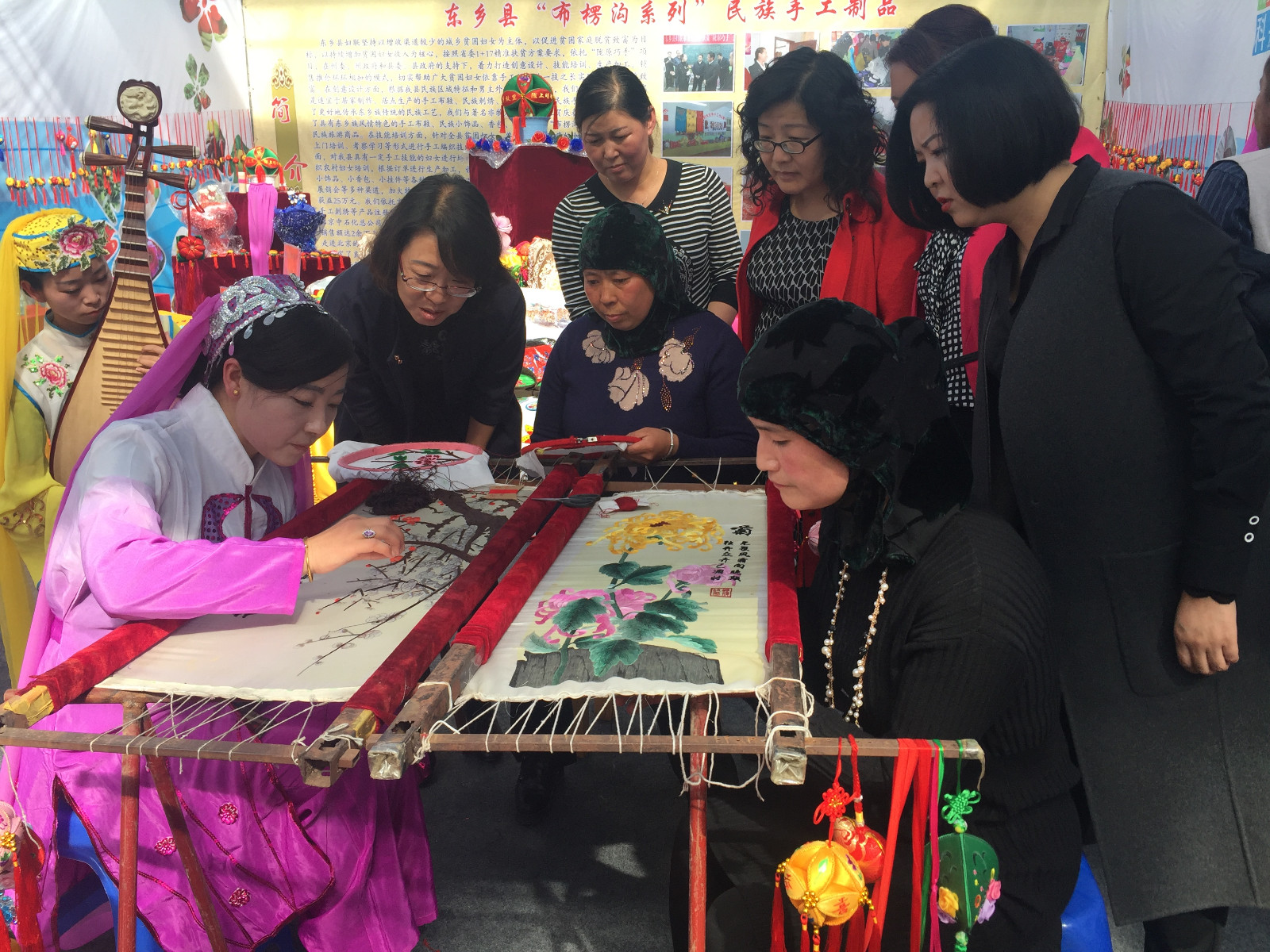东乡布楞沟刺绣展厅刺绣妇女现场作业.JPG