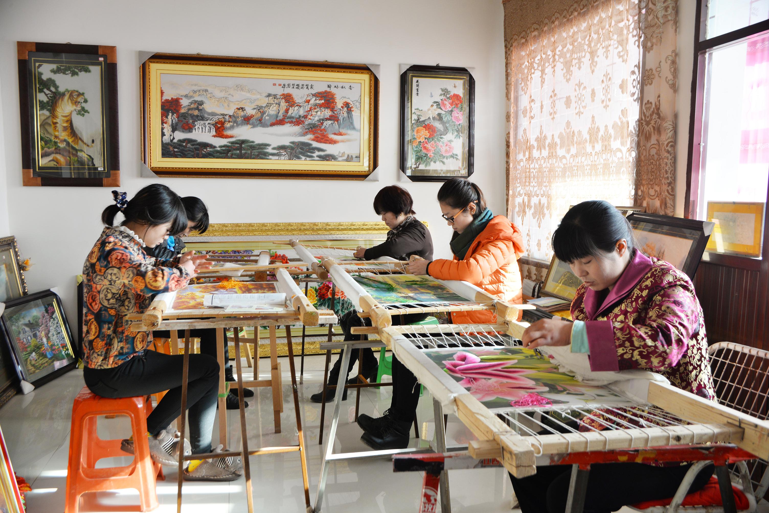 白银市手工编织巧手——景泰县张永翠工作场景照1  (2).JPG