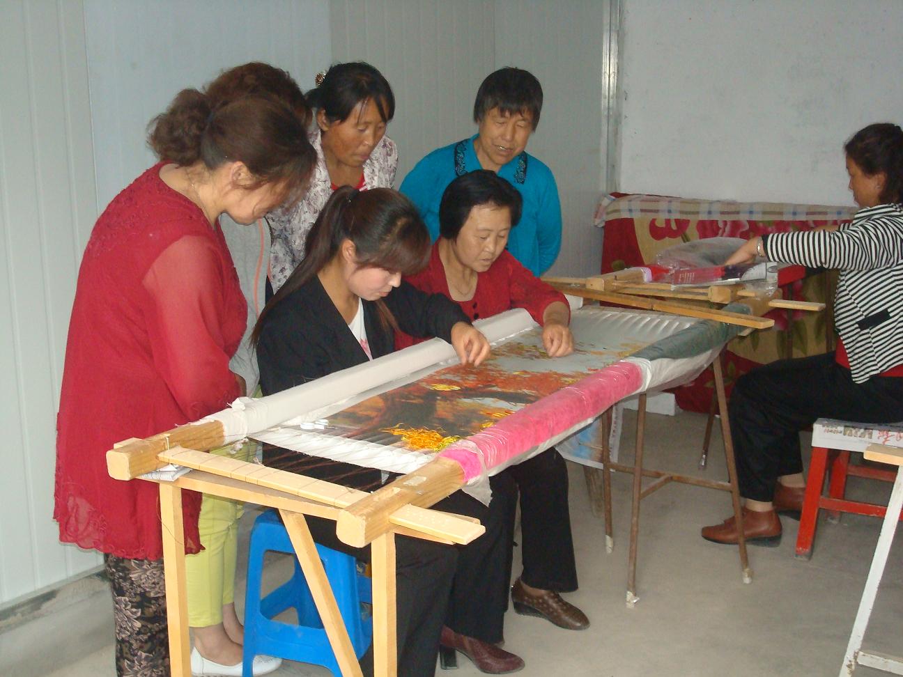 白银市手工编织巧手——景泰县张永翠工作场景照1  (1).JPG