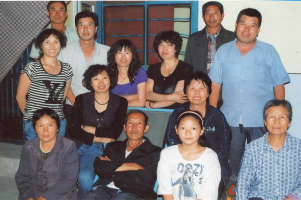 图为高秀一家同河南养女团聚.jpg 图为高秀一家同河南养女团聚.jpg