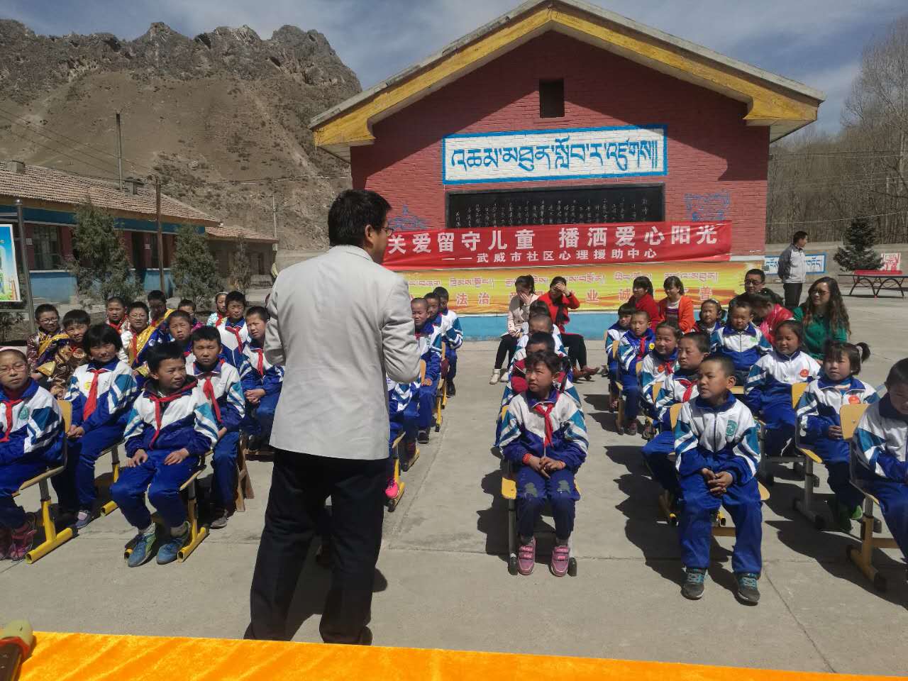 关爱留守儿童1.jpg