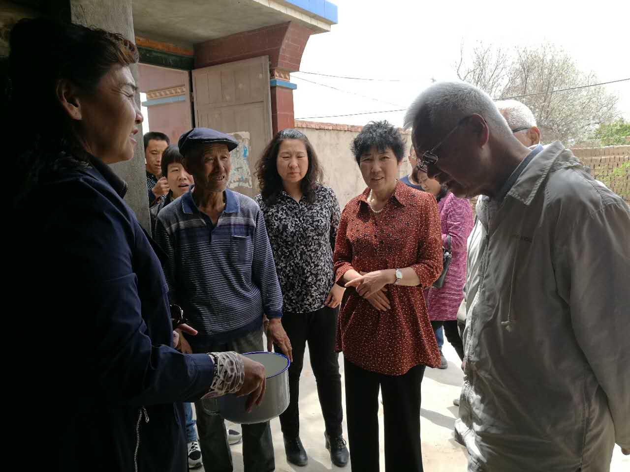 香港慈善人士何崇本回访古浪母亲水窖.jpg