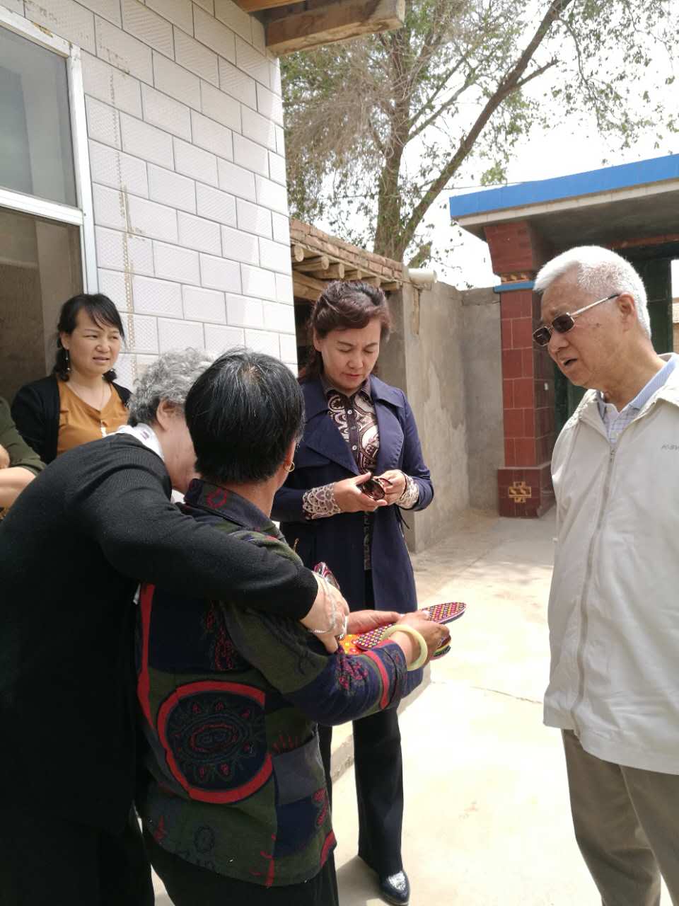 香港慈善人士何崇本回访古浪母亲水窖1.jpg