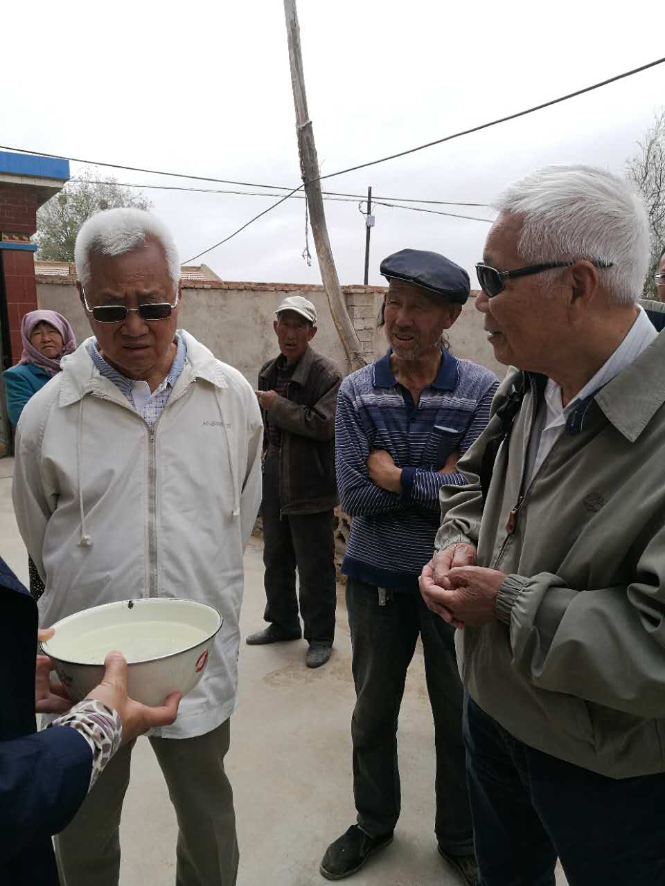 香港慈善人士何崇本回访古浪母亲水窖5.jpg
