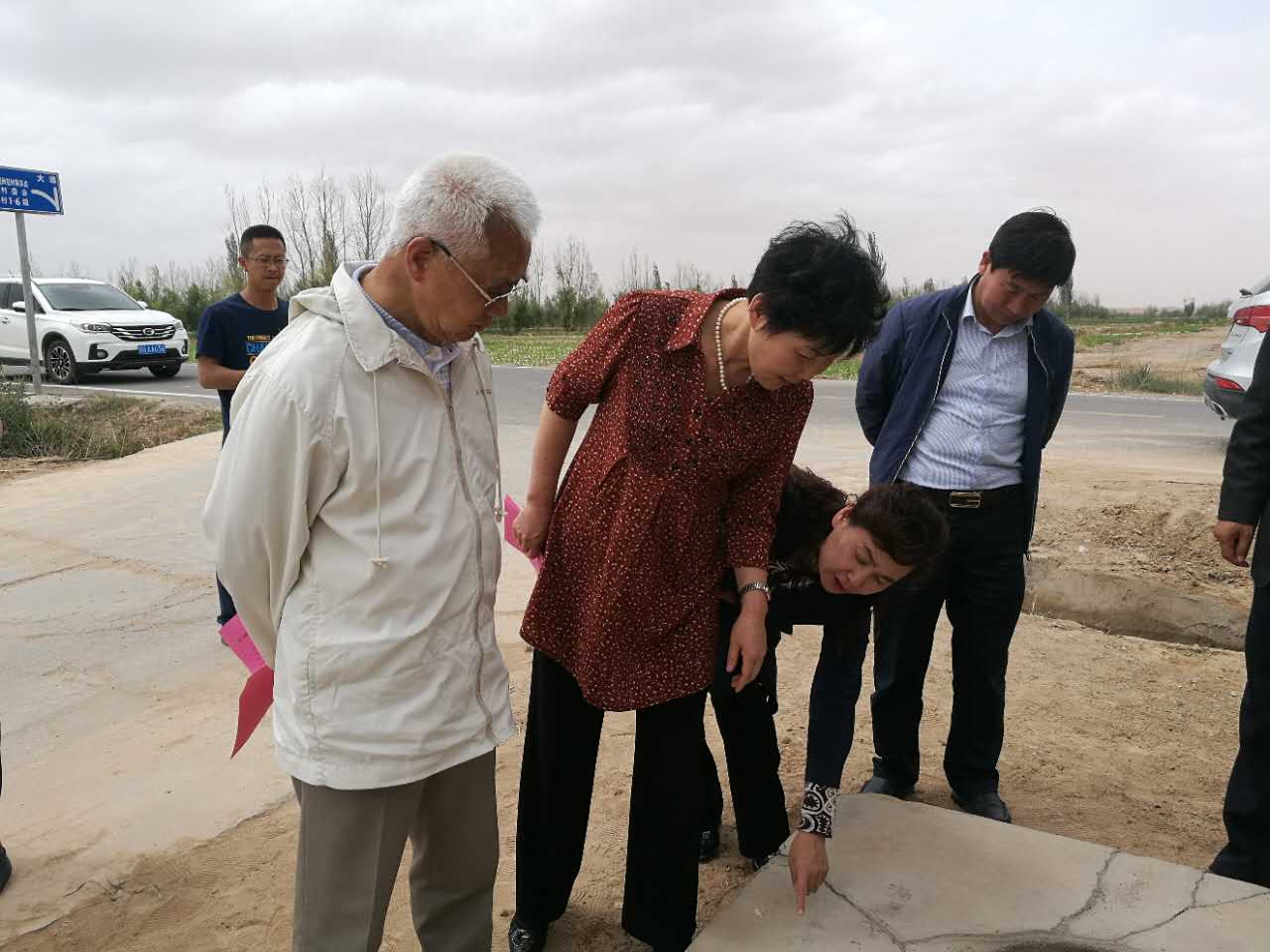 香港慈善人士何崇本回访古浪母亲水窖2.jpg