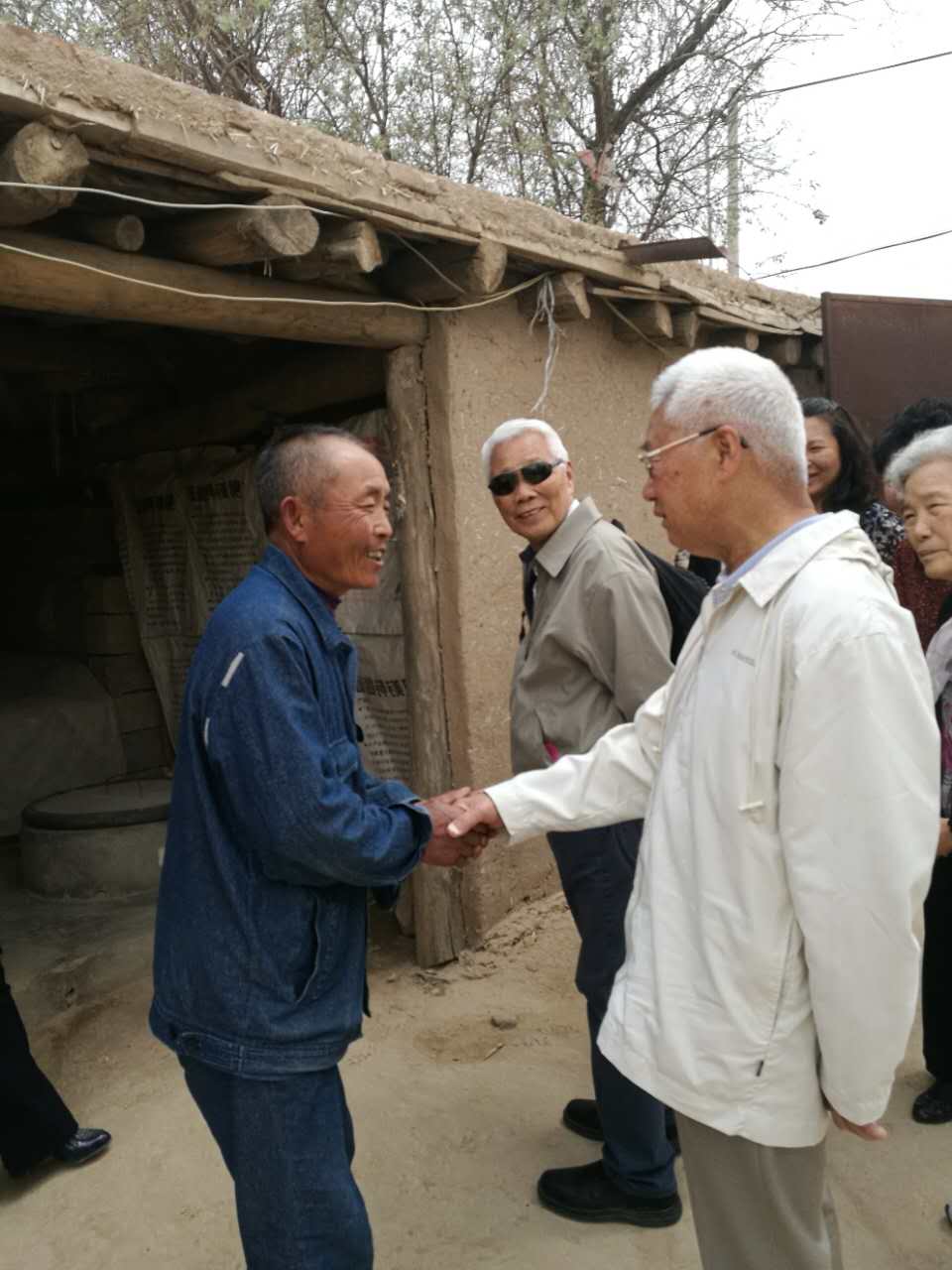 香港慈善人士何崇本回访古浪母亲水窖6.jpg